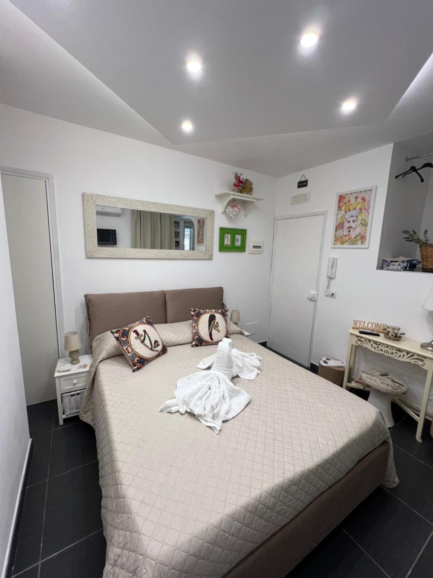 Nel Cortile Suite チェファル エクステリア 写真